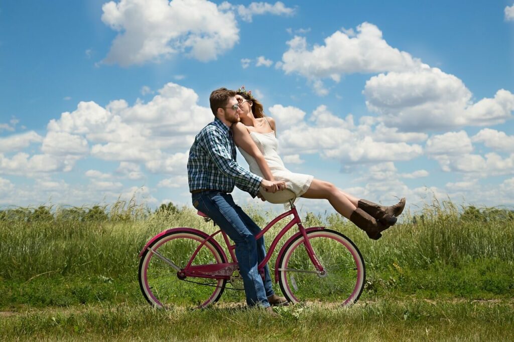 건강한 한 커플이 자전거를 타는 행복한 모습이다.