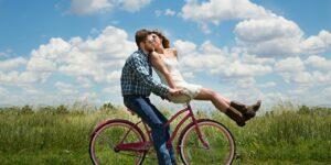 플랭크로 건강한 몸을 가진 커플이 행복하게 자전거를 타는 모습니다.