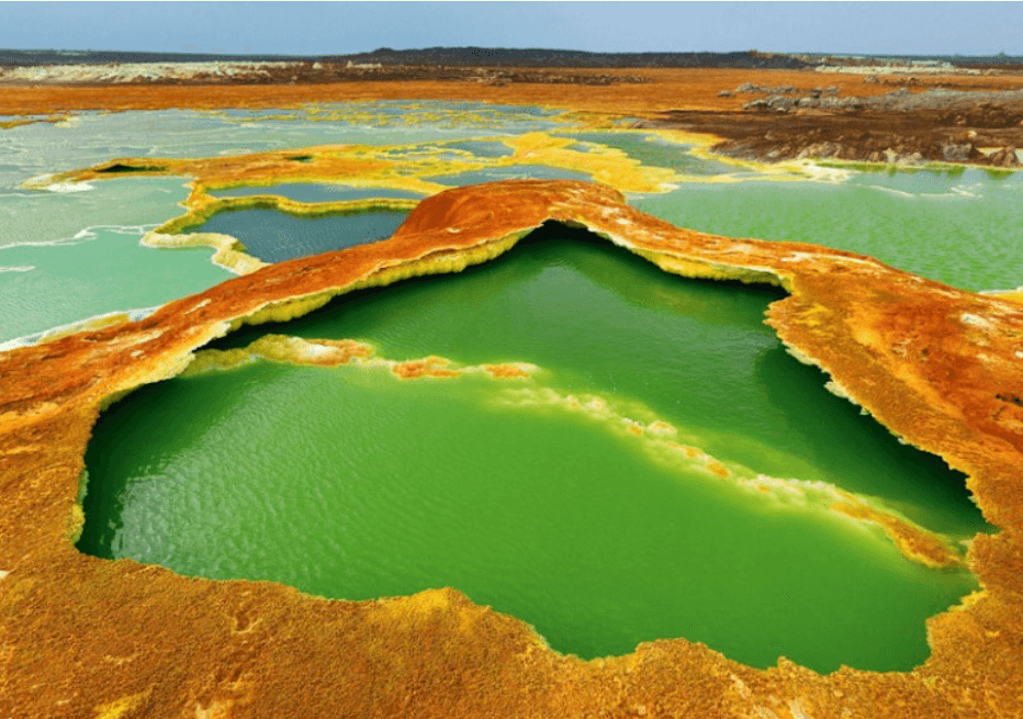 에티오피아 달롤 화산의 녹색 염호의 멎니 멋진 모습니다.